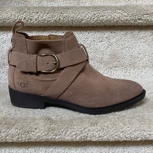 UGG WOMENS ANKLE BOOTS/SUEDE/GENUINE LEATHER/ TAN / SIZE 9.5. USED.S/N 1112390.
